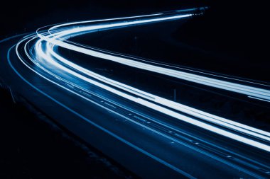 Geceleri mavi araba ışıkları. uzun pozlama.