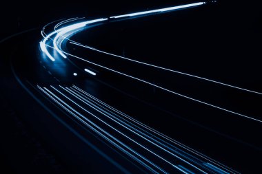 Geceleri mavi araba ışıkları. uzun pozlama.