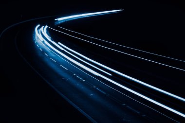 Geceleri mavi araba ışıkları. uzun pozlama.