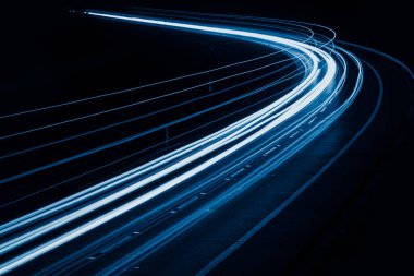 Geceleri mavi araba ışıkları. uzun pozlama.