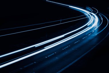 Geceleri mavi araba ışıkları. uzun pozlama.