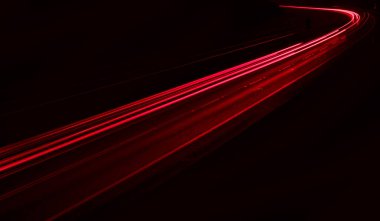 Geceleri araba ışıkları yanar. uzun pozlama