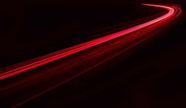 Geceleri araba ışıkları yanar. uzun pozlama