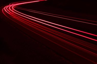 Geceleri araba ışıkları yanar. uzun pozlama