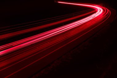 Geceleri araba ışıkları yanar. uzun pozlama