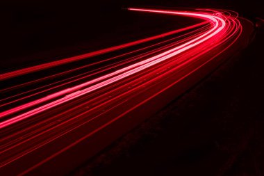 Geceleri araba ışıkları yanar. uzun pozlama