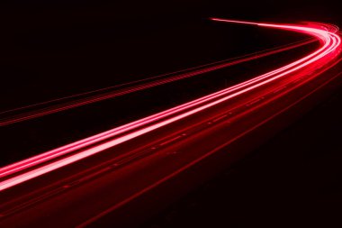 Geceleri araba ışıkları yanar. uzun pozlama