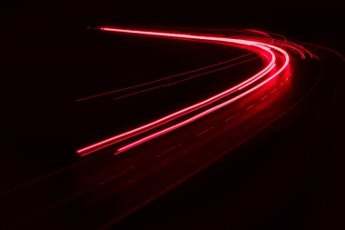 Geceleri araba ışıkları yanar. uzun pozlama