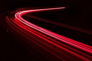 Geceleri araba ışıkları yanar. uzun pozlama