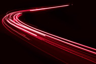 Geceleri araba ışıkları yanar. uzun pozlama