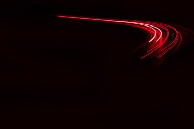 Geceleri araba ışıkları yanar. uzun pozlama