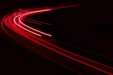 Geceleri araba ışıkları yanar. uzun pozlama