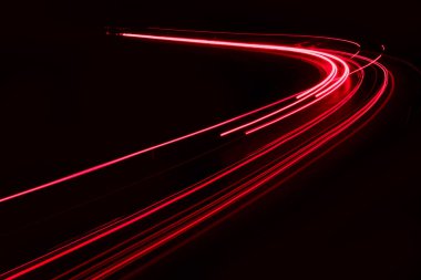 Geceleri araba ışıkları yanar. uzun pozlama