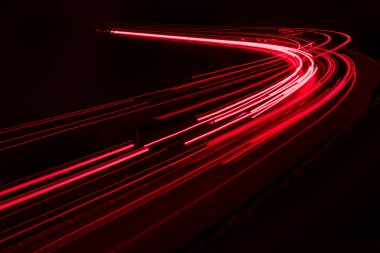 Geceleri araba ışıkları yanar. uzun pozlama