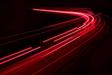 Geceleri araba ışıkları yanar. uzun pozlama