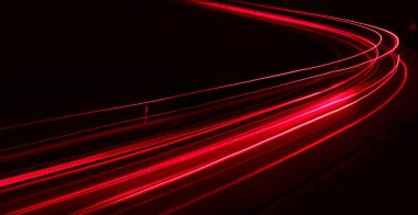 Geceleri araba ışıkları yanar. uzun pozlama