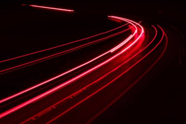 Geceleri araba ışıkları yanar. uzun pozlama