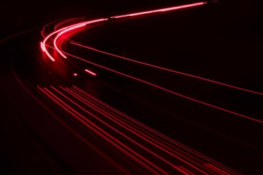 Geceleri araba ışıkları yanar. uzun pozlama