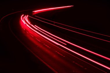 Geceleri araba ışıkları yanar. uzun pozlama