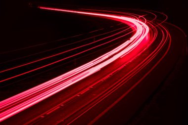 Geceleri araba ışıkları yanar. uzun pozlama