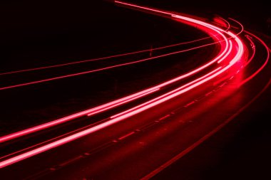 Geceleri araba ışıkları yanar. uzun pozlama