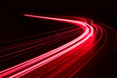 Geceleri araba ışıkları yanar. uzun pozlama