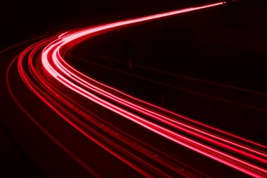 Geceleri araba ışıkları yanar. uzun pozlama