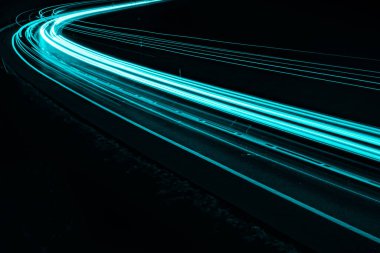 Geceleri mavi araba ışıkları. uzun pozlama