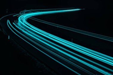 Geceleri mavi araba ışıkları. uzun pozlama