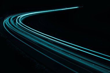 Geceleri mavi araba ışıkları. uzun pozlama