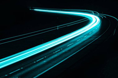 Geceleri mavi araba ışıkları. uzun pozlama