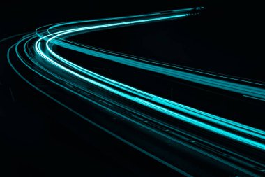 Geceleri mavi araba ışıkları. uzun pozlama