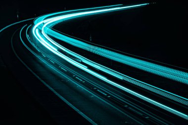 Geceleri mavi araba ışıkları. uzun pozlama