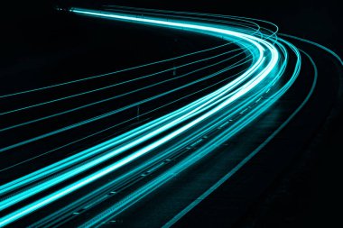 Geceleri mavi araba ışıkları. uzun pozlama