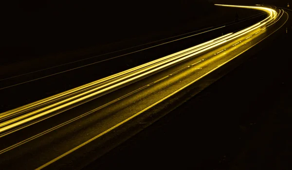 Gelbe Autoscheinwerfer Der Nacht Langzeitbelichtung — Stockfoto