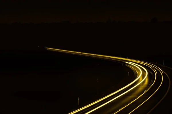 黄色的车灯在晚上 长期接触 — 图库照片