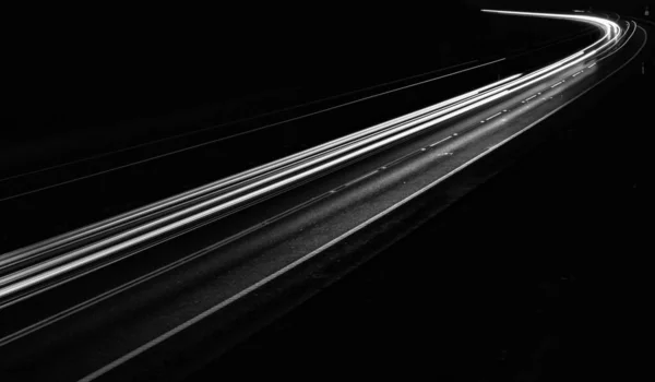 黑色背景上的白色车灯线 — 图库照片