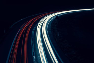 Geceleri araba ışıkları yanar. uzun pozlama