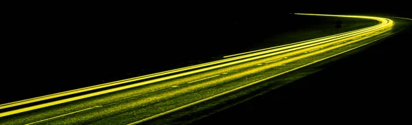 夜は黄色の車のライト 長時間露光 — ストック写真
