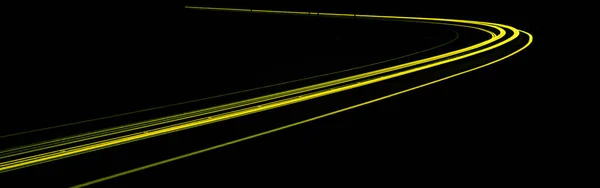 黄色的车灯在晚上 长期接触 — 图库照片