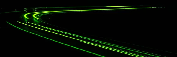 夜のグリーンカーライト 長時間露光 — ストック写真