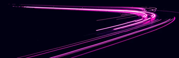 夜になると紫の車が点く 長時間露光 — ストック写真