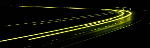 夜は黄色の車のライト 長時間露光 — ストック写真