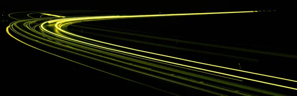 Geceleri Sarı Araba Işıkları Uzun Pozlama — Stok fotoğraf