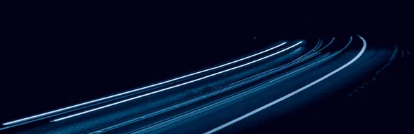 夜间蓝色的车灯 长期接触 — 图库照片