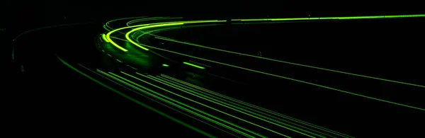夜のグリーンカーライト 長時間露光 — ストック写真