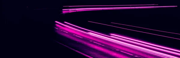 夜になると紫の車が点く 長時間露光 — ストック写真
