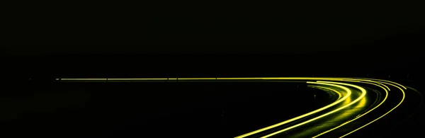 밤에는 노란색 자동차 — 스톡 사진