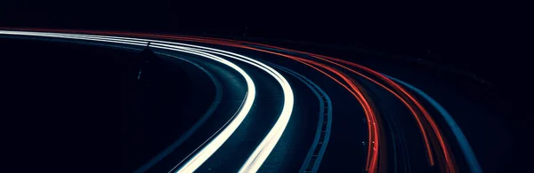 Światła Samochodów Jadących Nocą Długotrwałe Narażenie — Zdjęcie stockowe