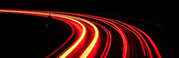 夜は赤い車のライト 長時間露光 — ストック写真